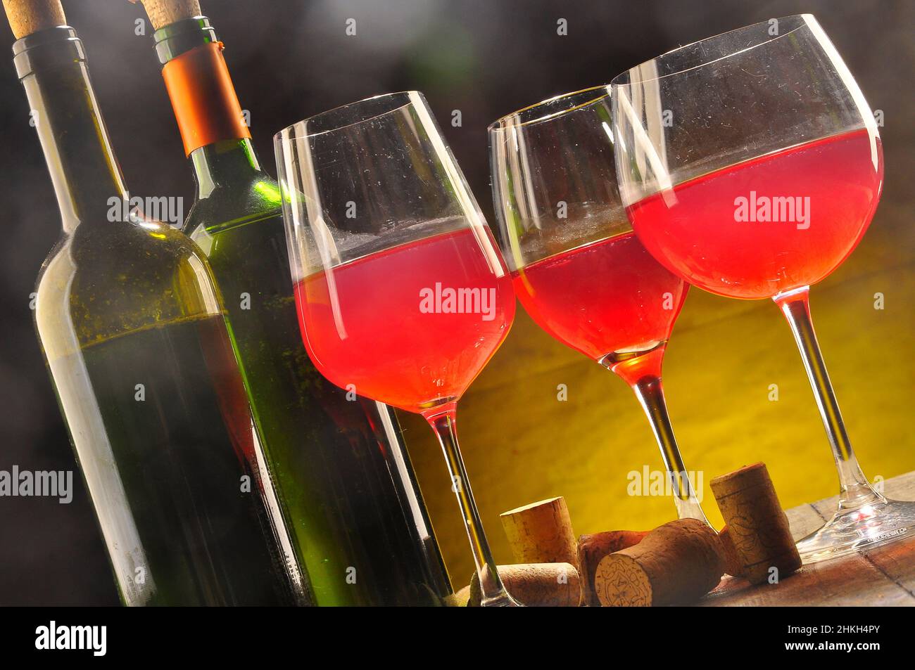 Bouteille, tonneau et verre de vin sur la table Banque D'Images