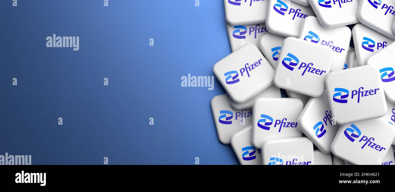 Logos de la société pharmaceutique Pfizer sur un tas sur une table.Copier l'espace.Format de bannière Web. Banque D'Images