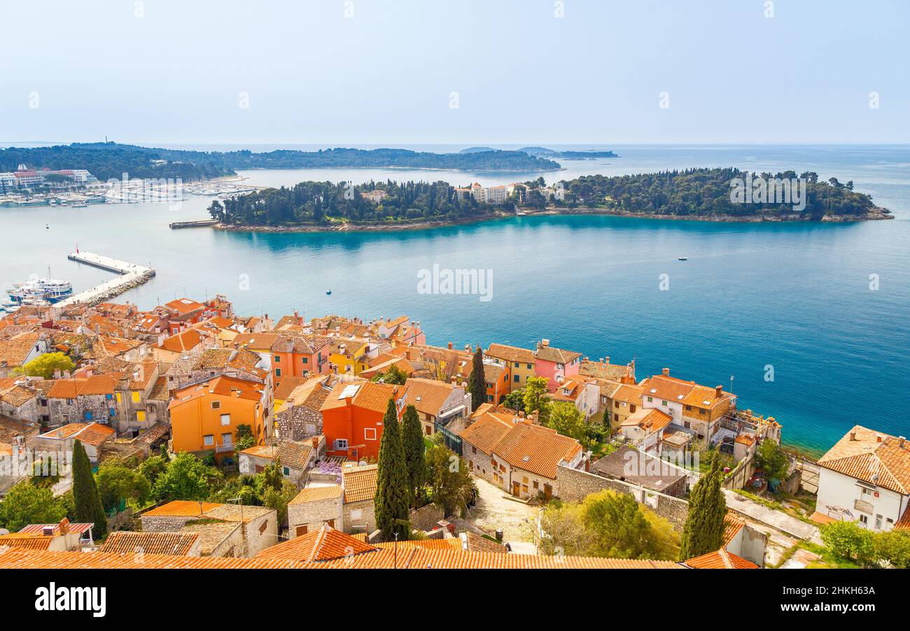 Vue sur le port et la mer environnante depuis la tour de la cathédrale de Rovinj, Croatie, Europe Banque D'Images