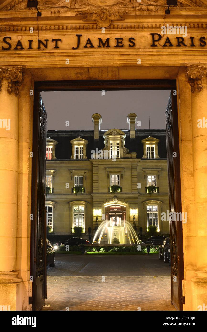 Paris.16e.Le Saint-James Relais&Chateaux.Vue nocturne de l'entrée de l'hôtel. Banque D'Images