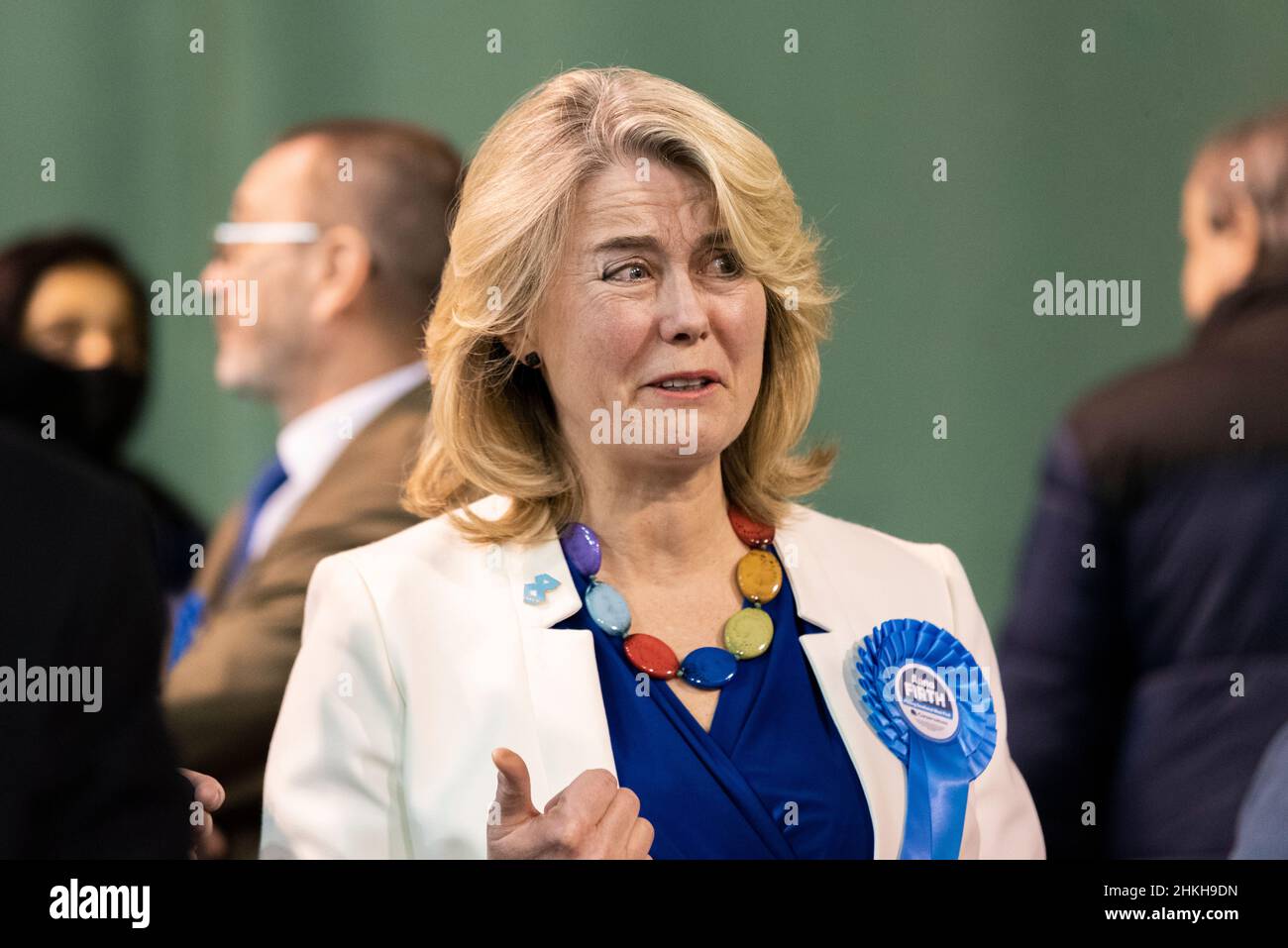 Anna Firth, députée Tory, lors de la vérification et du dépouillement du scrutin pour le Sud-Ouest par élection le 3 février 2022 pour remplacer le député assassiné Sir David Amess Banque D'Images