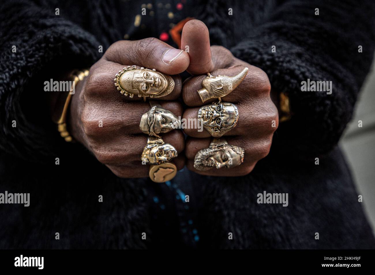 vue rapprochée des anneaux sur la main mâle portant plusieurs anneaux Banque D'Images