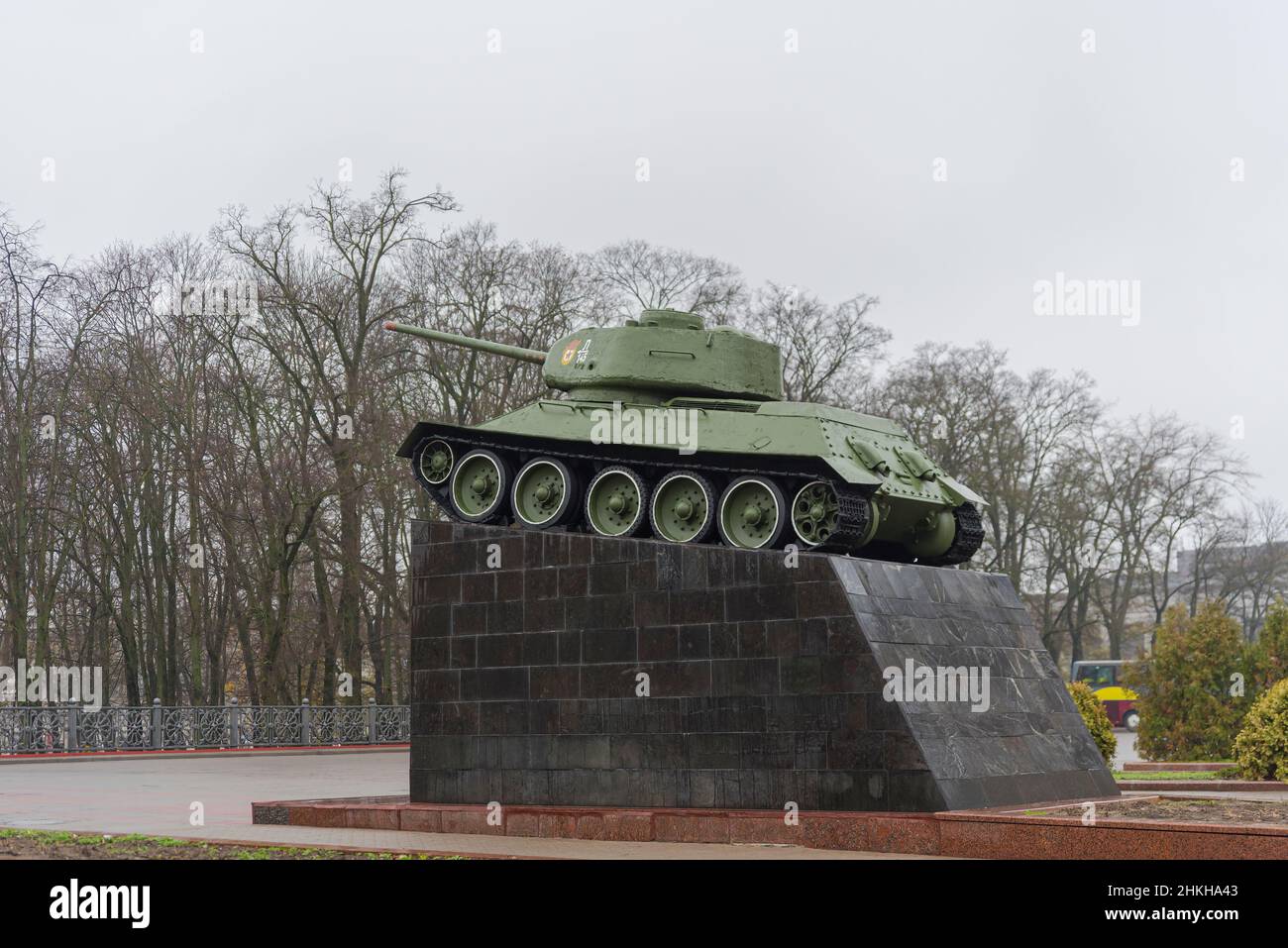 MINSK, BÉLARUS - 08 novembre 2019 char soviétique T-34/85 sur un piédestal près du quartier général de l'armée à Minsk, au Bélarus Banque D'Images MINSK, BÉLARUS - 08 novembre 2019 char soviétique T-34/85 sur un piédestal près du quartier général de l'armée à Minsk, au Bélarus Banque D'Images