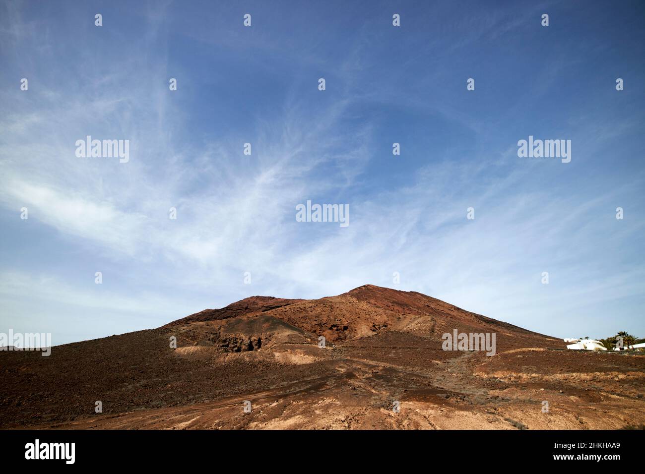 Rouge montana roja volcan éteint près de playa blanca Lanzarote Iles Canaries Espagne Banque D'Images