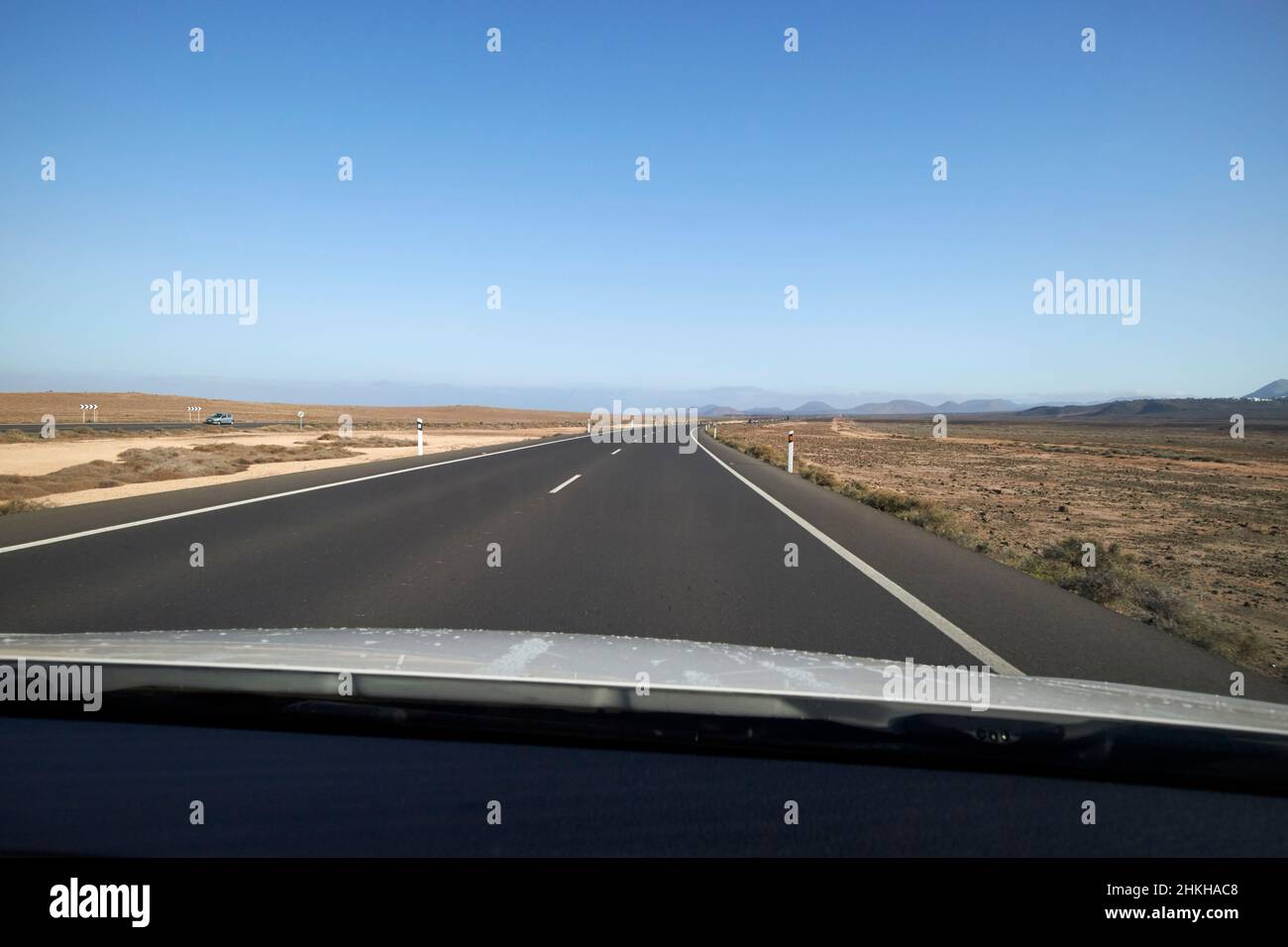 Conduite le long de la route principale lz-2 à Lanzarote îles Canaries Espagne Banque D'Images