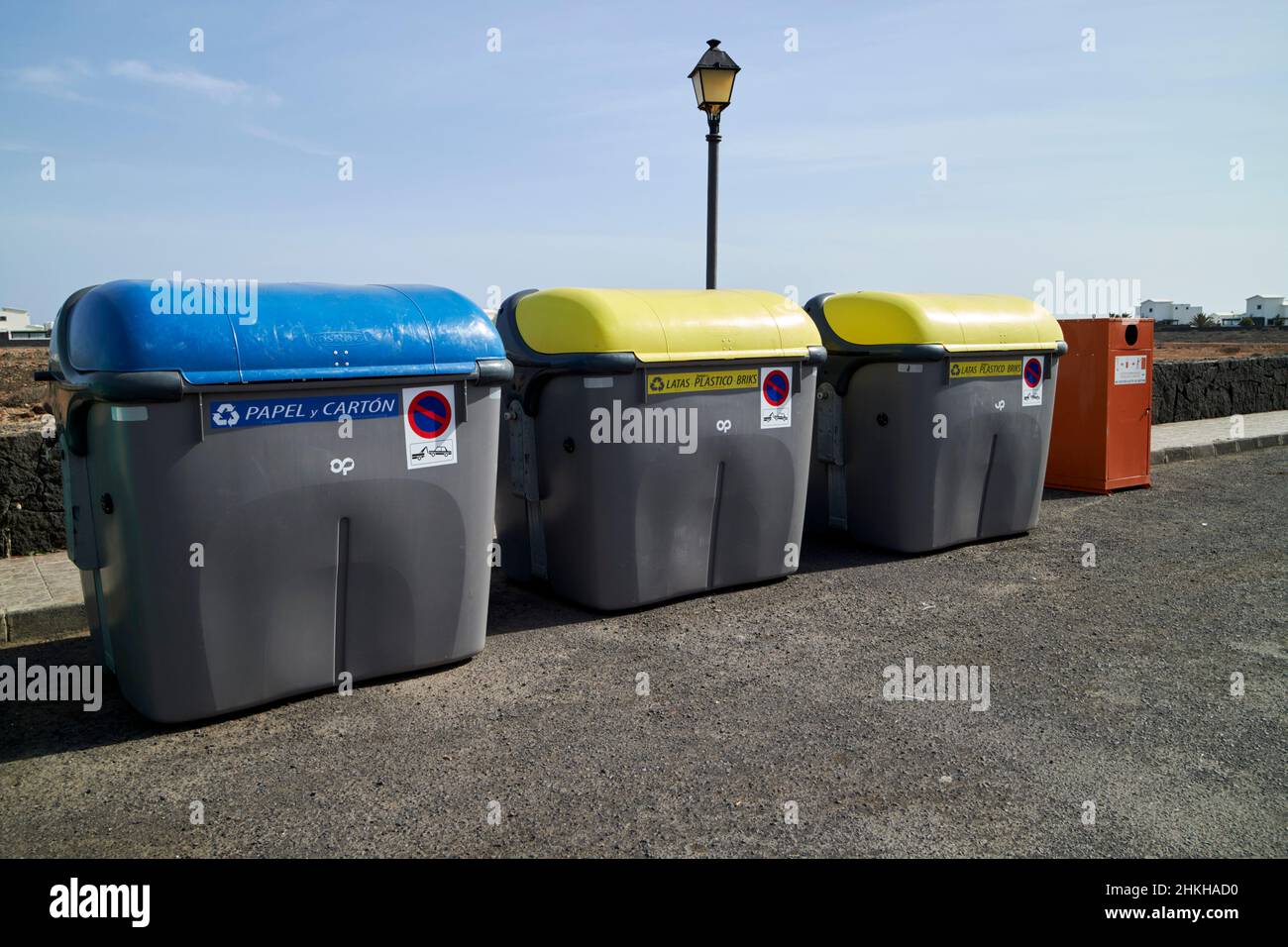 Grande zone résidentielle commerciale de recyclage des bacs dans le développement touristique et résidentiel populaire playa blanca Lanzarote Iles Canaries Espagne Banque D'Images