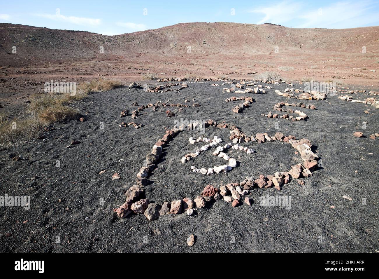 Formes de coeur noms et autres signes laissés par les touristes à l'intérieur de la caldeira du volcan rouge montana roja éteint près de playa blanca Lanzarote îles Canaries Banque D'Images
