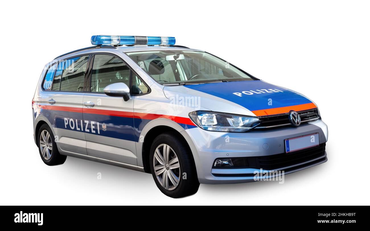 Autriche, 2022: Voiture de police autrichienne isolée sur fond blanc. Banque D'Images