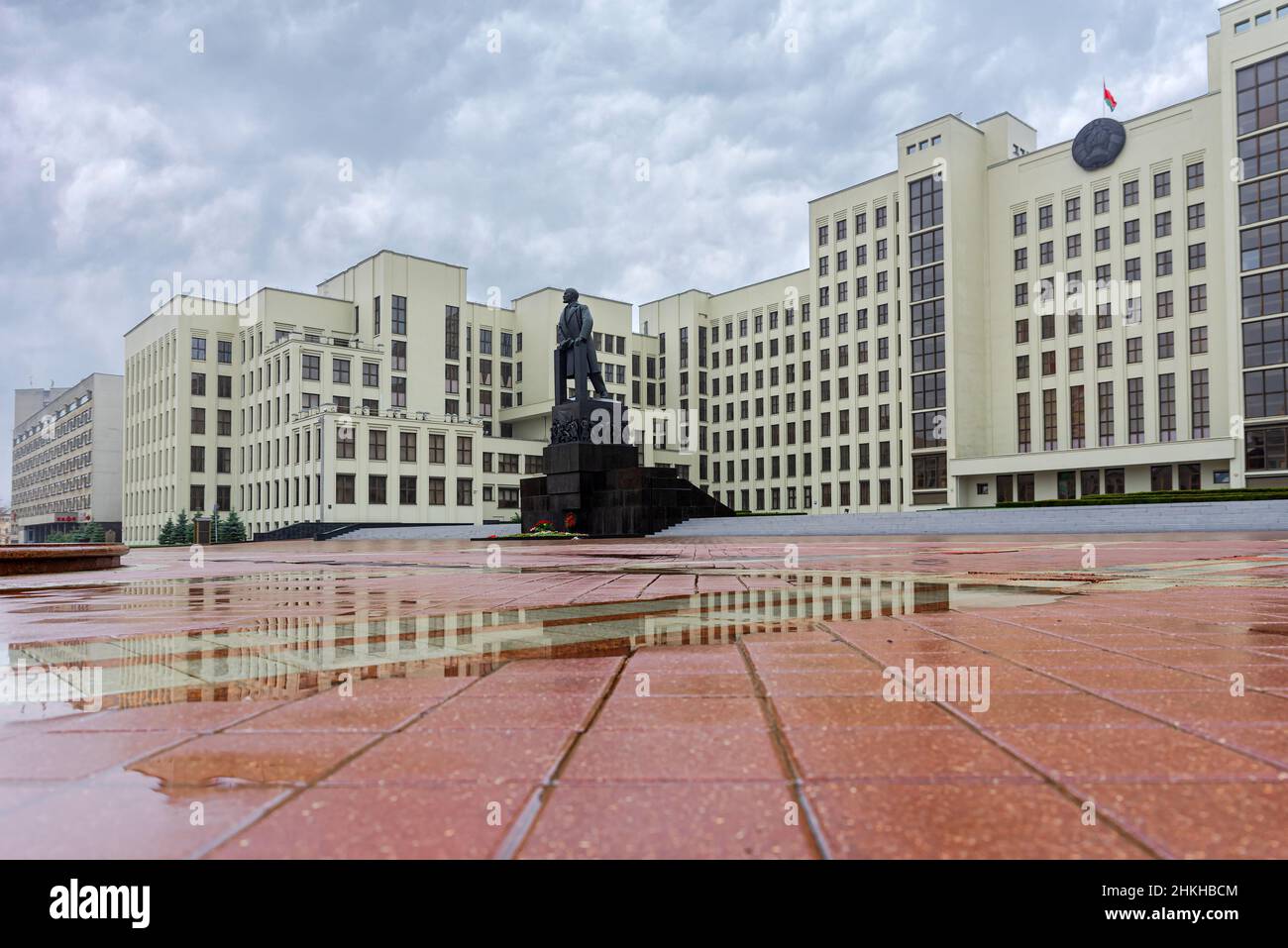 MINSK, BÉLARUS - novembre 08 2019, statue de Lénine, monument soviétique, par une journée nuageuse dans la ville de Minsk, Biélorussie Banque D'Images MINSK, BÉLARUS - novembre 08 2019, statue de Lénine, monument soviétique, par une journée nuageuse dans la ville de Minsk, Biélorussie Banque D'Images