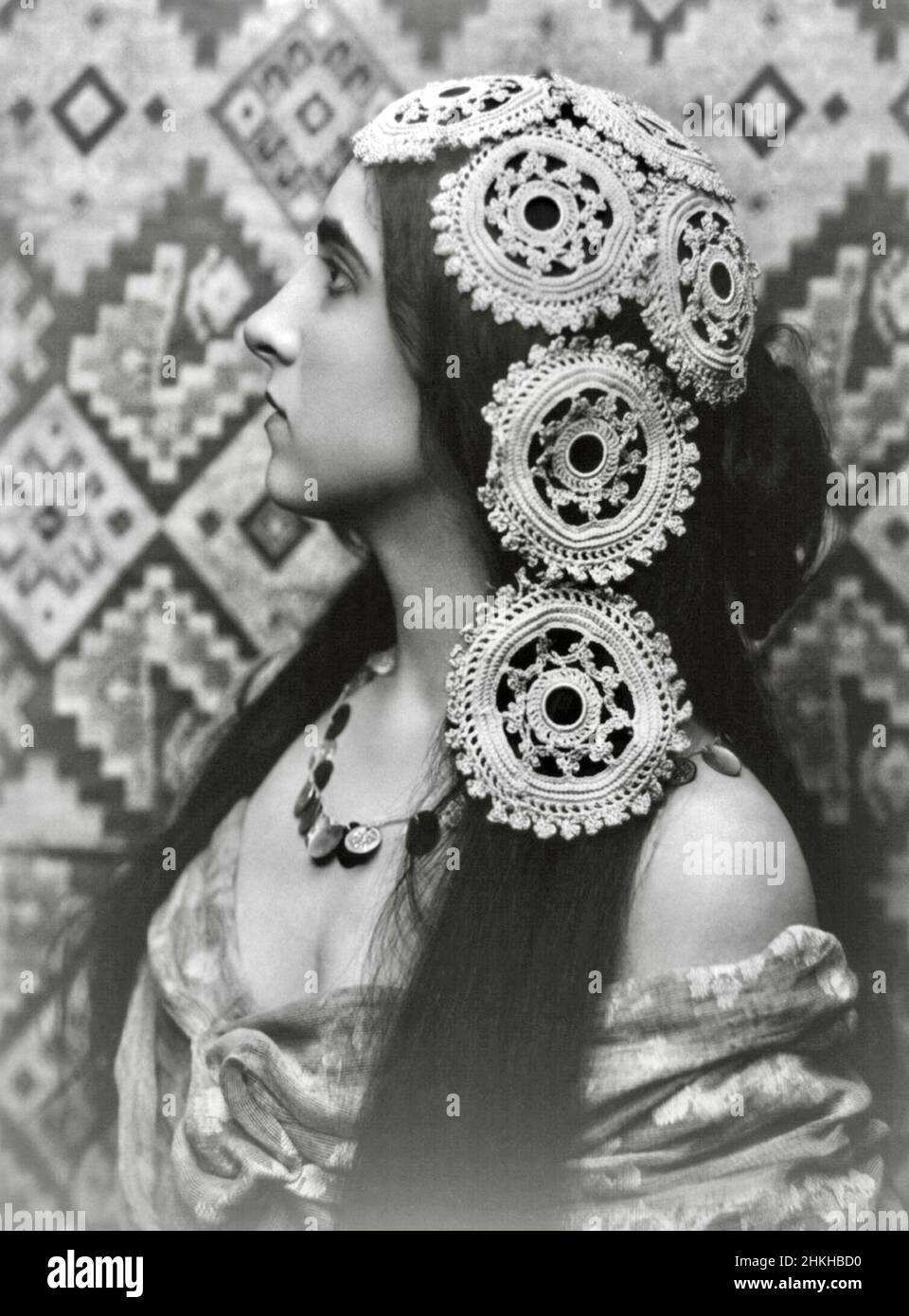 Fitz W Guerin, photographe américain - jeune femme portant le crochet sur sa tête - 1902 Banque D'Images