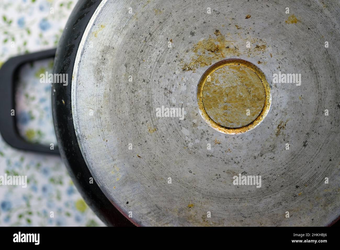 L'autre côté du panoramique est une vue de dessus.Une vieille casserole en métal avec des gouttes de graisse.Le fond de la cuve. Banque D'Images