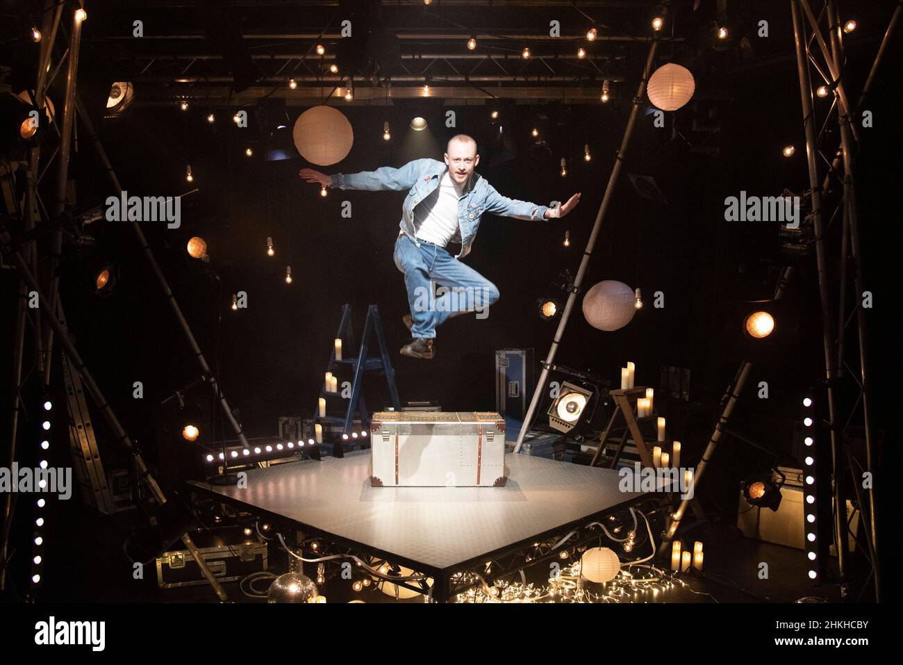 Londres, Royaume-Uni.4th févr. 2022.Photocall à New Wimbledon Threarere pour le spectacle One man 'The Night Larry Kramer m'a embrassé' de David Drake, avec l'acteur John Bell, qui se déroule entre le 3rd et le 26th février 2022.Crédit : claire doherty/Alamy Live News Banque D'Images