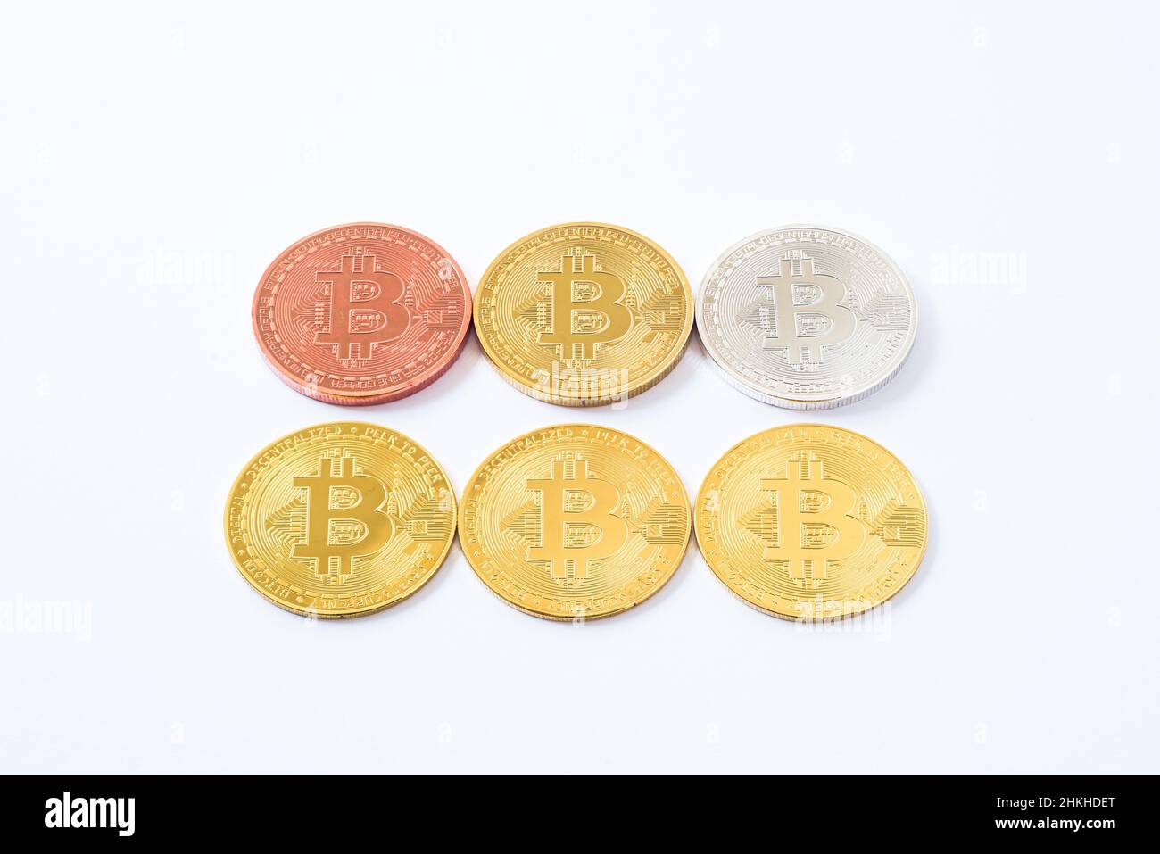 Du vrai coin de bitcoin doré sur fond de bois Photo Stock - Alamy