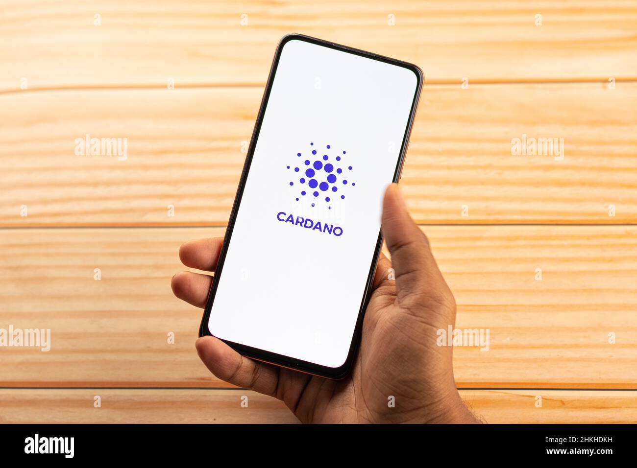 West Bangal, Inde - 4 février 2022 : logo Cardano sur image de stock d'écran de téléphone. Banque D'Images