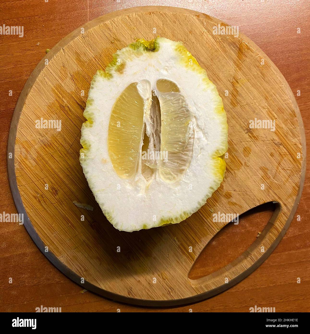 L'agrumes frais bio ou bergamote. Vue de dessus. Bergamote avec coupe en moitié sur table en bois dans la cuisine Banque D'Images