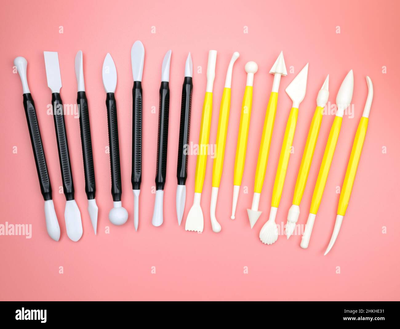 Outils de sculpture d'art et d'artisanat.Jeu de piles en plastique pour la plasticine sur fond rose. Éléments de bricolage artisanaux.Vue de dessus des outils de sculpture.Jeu de m Banque D'Images