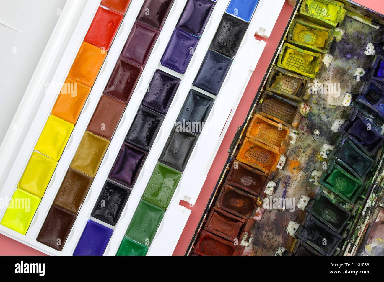 Nouvelle et ancienne palette d'aquarelles vue de dessus.Cuvettes d'aquarelle usagées et nouvelles.Gros plan sur les peintures à l'aquarelle.Matériaux pour la peinture avec peintures. Banque D'Images