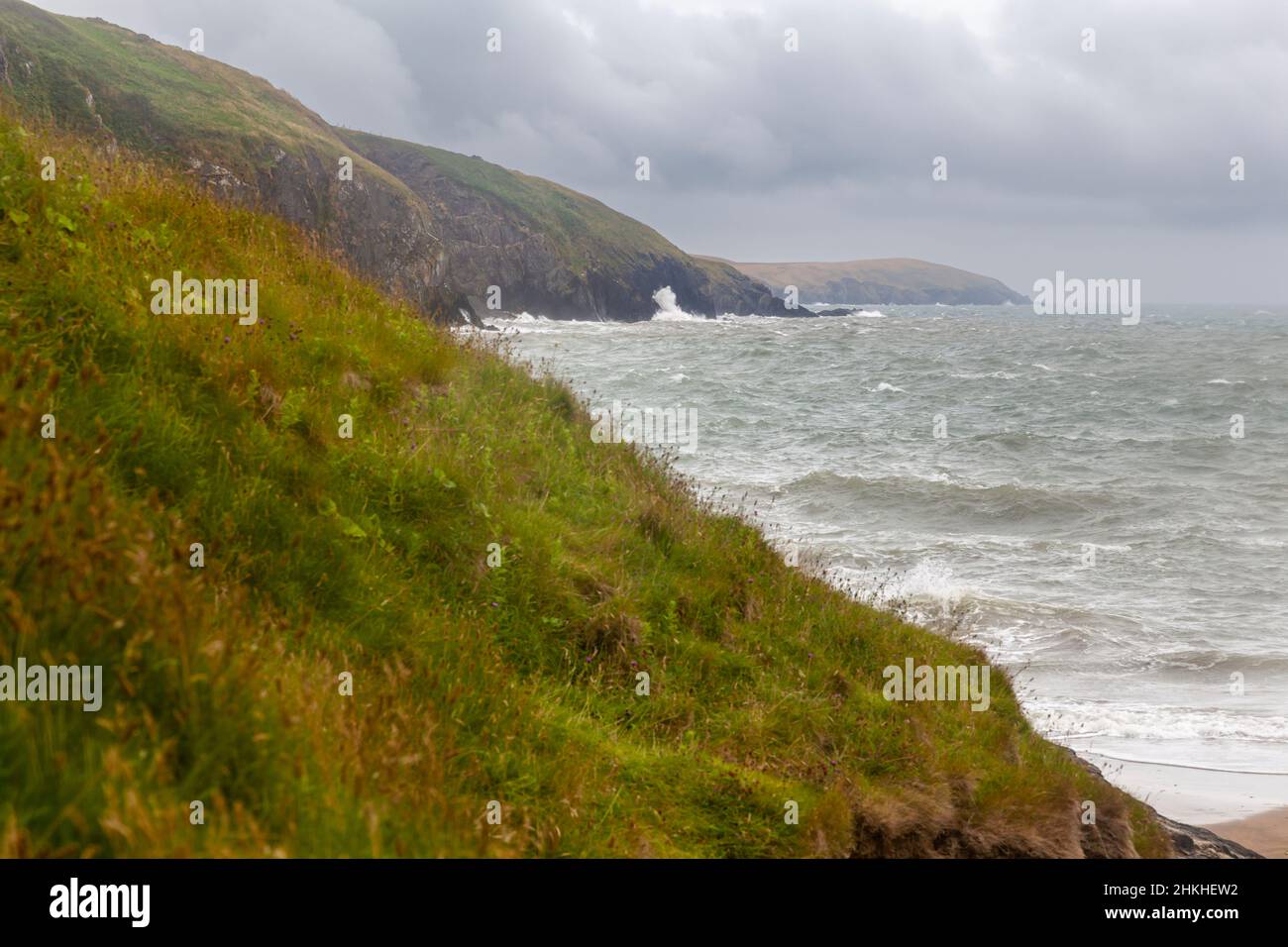 Une tempête d'été souffle à Mwnt, faisant tourner la mer à rude, Ceredigion, pays de Galles Banque D'Images