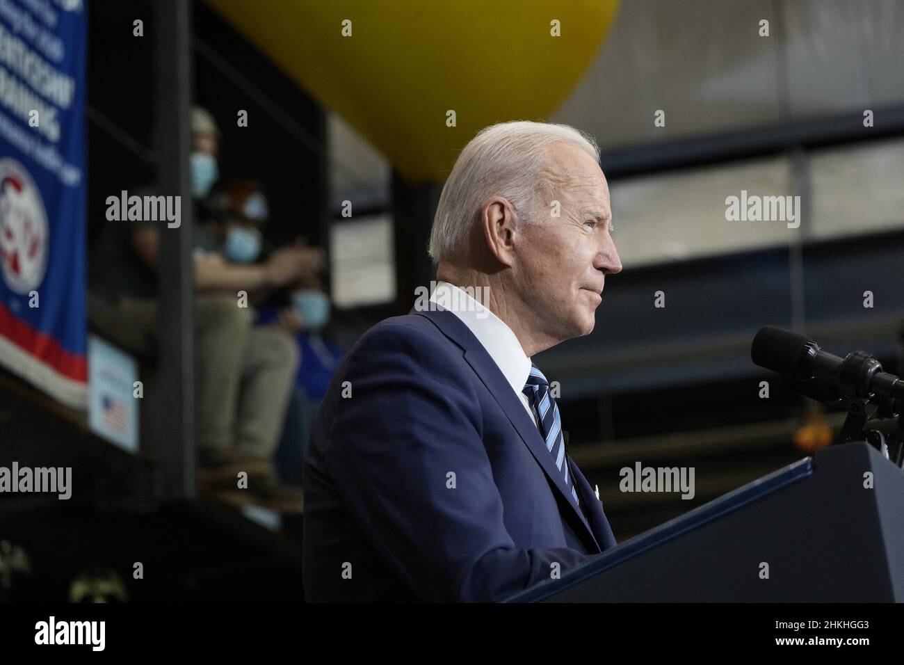 Le président des États-Unis, Joe Biden, prononce des remarques et signe un décret exécutif sur les accords de travail relatifs aux projets, à la section locale 5 des IronWorkers à Upper Marlboro, Maryland, le vendredi 4 février 2022.La commande vise à améliorer la rapidité, à réduire les coûts et à améliorer la qualité des projets de construction fédéraux.Credit: Chris Kleponis / Pool via CNP Banque D'Images