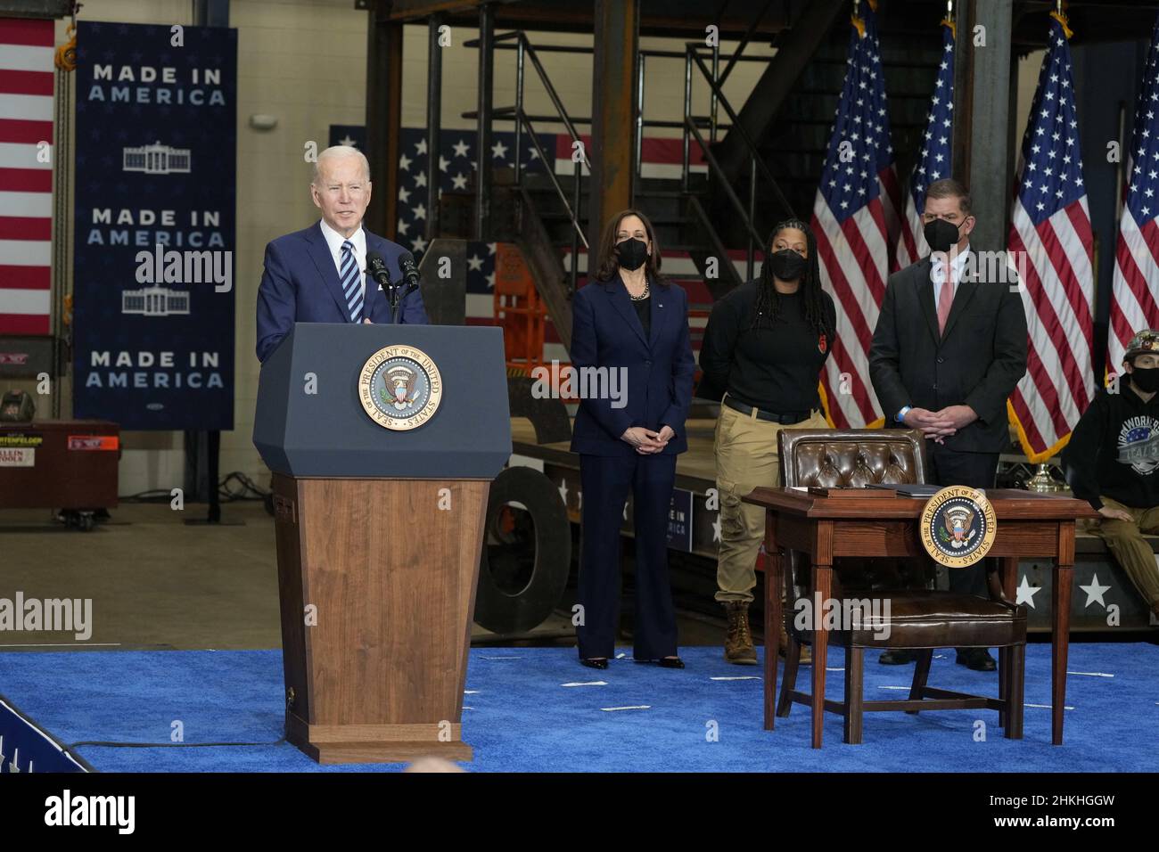 Le président des États-Unis, Joe Biden, prononce des remarques et signe un décret exécutif sur les accords de travail relatifs aux projets, à la section locale 5 des IronWorkers à Upper Marlboro, Maryland, le vendredi 4 février 2022.La commande vise à améliorer la rapidité, à réduire les coûts et à améliorer la qualité des projets de construction fédéraux.Credit: Chris Kleponis / Pool via CNP Banque D'Images