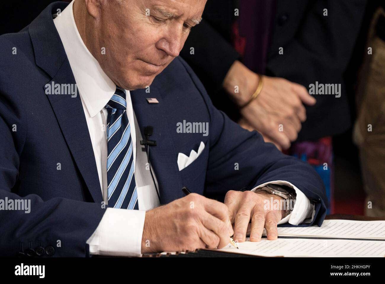 LE président AMÉRICAIN Joe Biden signe un décret exécutif sur les accords de travail du projet, à la section locale 5 d'IronWorkers, le 4 février 2022, à Upper Marlboro, Maryland.Cette entente permettra d'améliorer la rapidité, de réduire les coûts et d'améliorer la qualité des projets de construction fédéraux.Photo par Ken Cedeno/Sipa USA crédit: SIPA USA/Alay Live News Banque D'Images