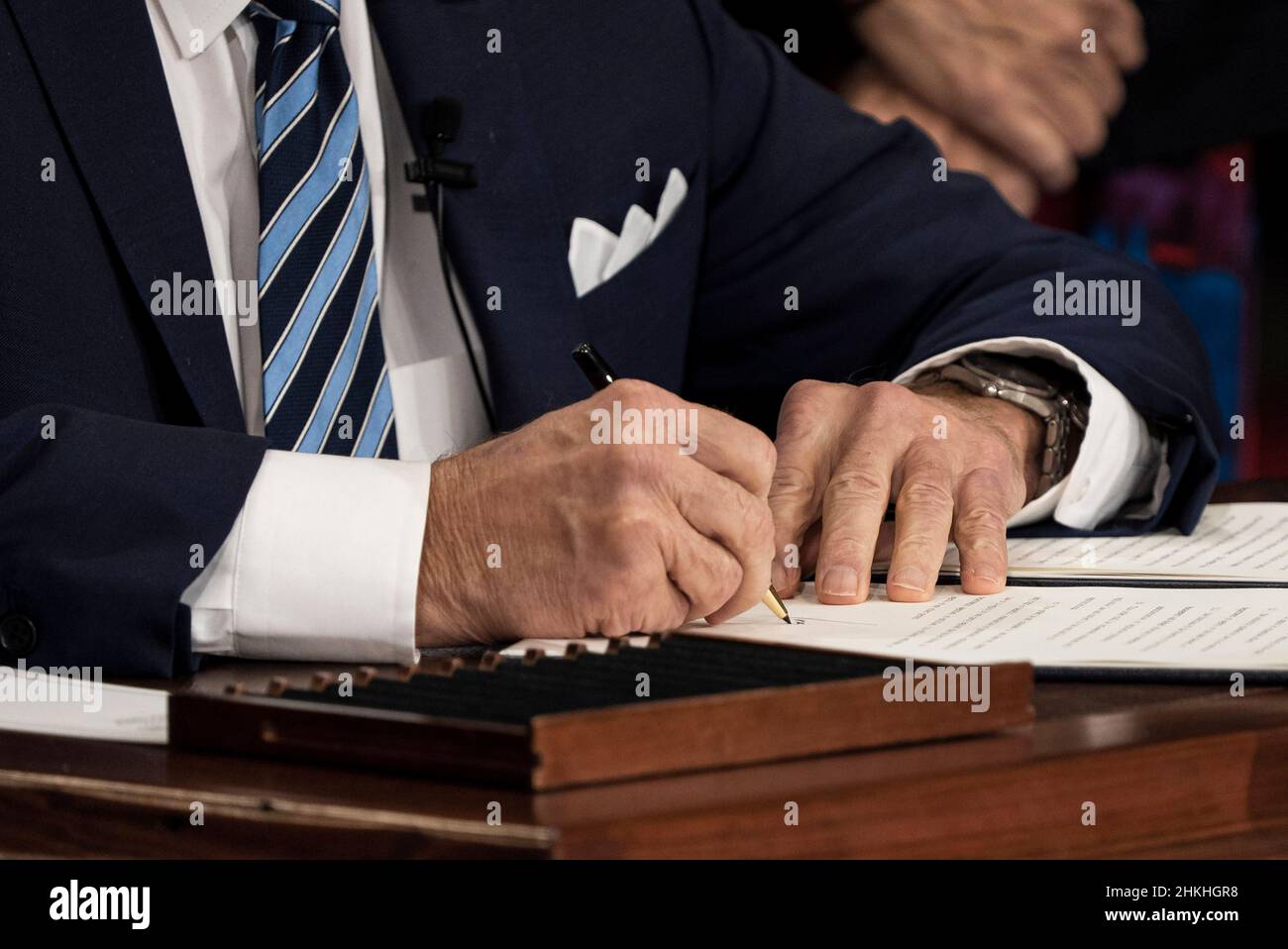 LE président AMÉRICAIN Joe Biden signe un décret exécutif sur les accords de travail du projet, à la section locale 5 d'IronWorkers, le 4 février 2022, à Upper Marlboro, Maryland.Cette entente permettra d'améliorer la rapidité, de réduire les coûts et d'améliorer la qualité des projets de construction fédéraux.Photo par Ken Cedeno/Sipa USA crédit: SIPA USA/Alay Live News Banque D'Images