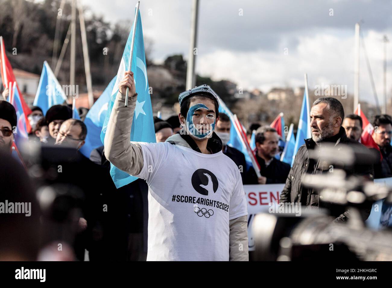 Istanbul, Turquie.04th févr. 2022.Un manifestant avec un symbole de drapeau Uyghur peint sur le visage en agitant un drapeau, pendant la démonstration.Des centaines d'Uyghurs vivant à Istanbul, en Turquie, ont protesté près du consulat chinois appelant au boycott des Jeux olympiques d'hiver de Pékin qui ont ouvert le vendredi 4 février.Crédit : SOPA Images Limited/Alamy Live News Banque D'Images