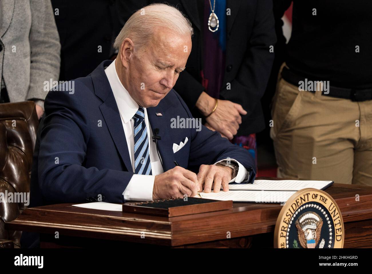 LE président AMÉRICAIN Joe Biden signe un décret exécutif sur les accords de travail du projet, à la section locale 5 d'IronWorkers, le 4 février 2022, à Upper Marlboro, Maryland.Cette entente permettra d'améliorer la rapidité, de réduire les coûts et d'améliorer la qualité des projets de construction fédéraux.Photo par Ken Cedeno/Sipa USA crédit: SIPA USA/Alay Live News Banque D'Images