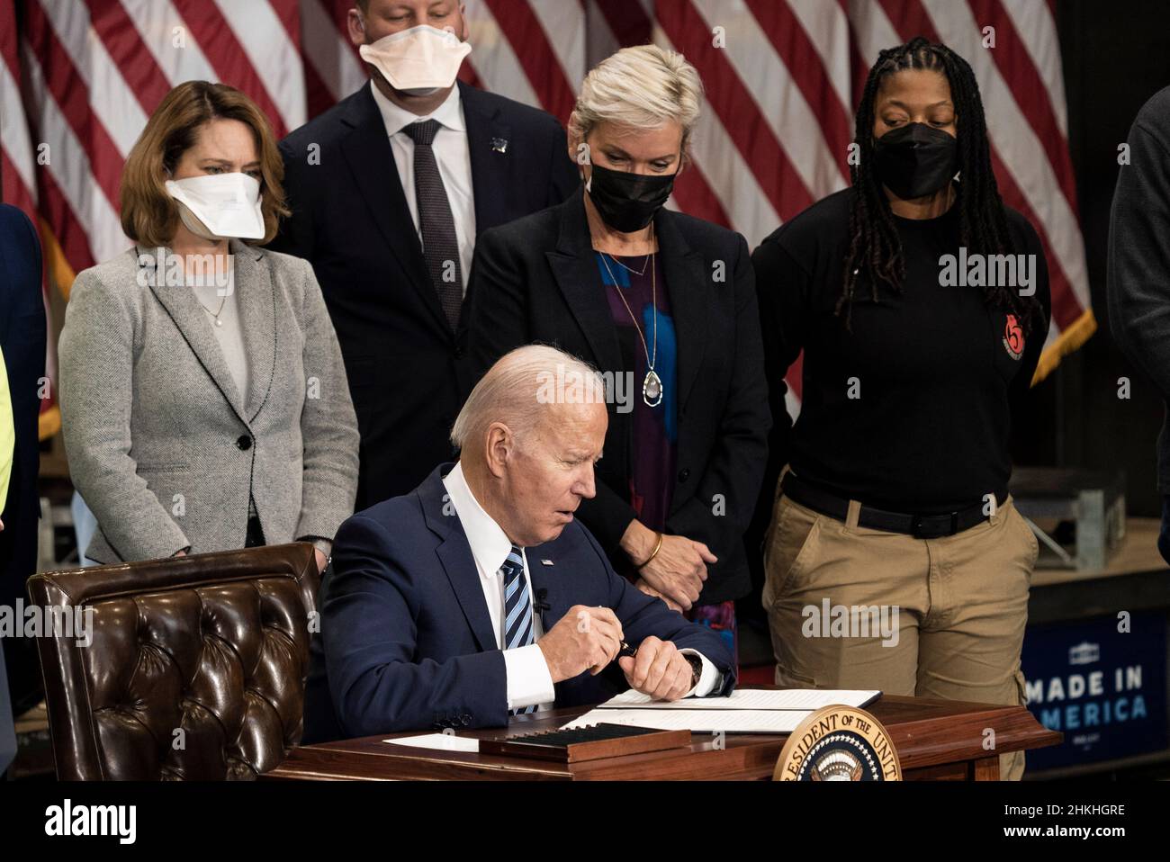 LE président AMÉRICAIN Joe Biden signe un décret exécutif sur les accords de travail du projet, à la section locale 5 d'IronWorkers, le 4 février 2022, à Upper Marlboro, Maryland.Cette entente permettra d'améliorer la rapidité, de réduire les coûts et d'améliorer la qualité des projets de construction fédéraux.Photo par Ken Cedeno/Sipa USA crédit: SIPA USA/Alay Live News Banque D'Images