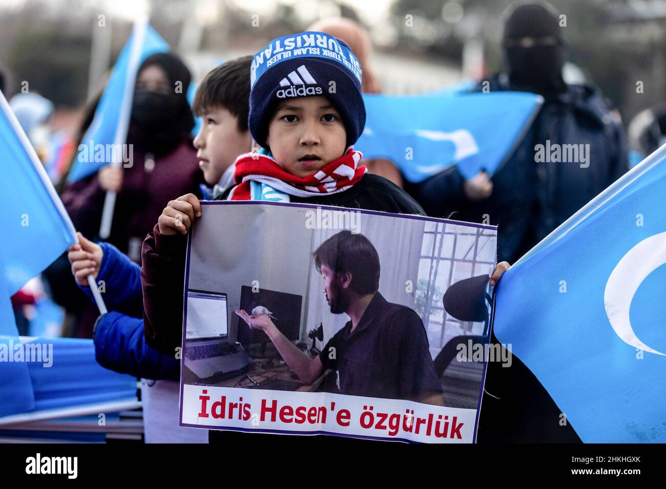 Istanbul, Turquie.04th févr. 2022.Fils d'Idris Hasan, emprisonné au Maroc et réextradition vers la Chine, vu lors de la manifestation.Des centaines d'Uyghurs vivant à Istanbul, en Turquie, ont protesté près du consulat chinois appelant au boycott des Jeux olympiques d'hiver de Pékin qui ont ouvert le vendredi 4 février.Crédit : SOPA Images Limited/Alamy Live News Banque D'Images