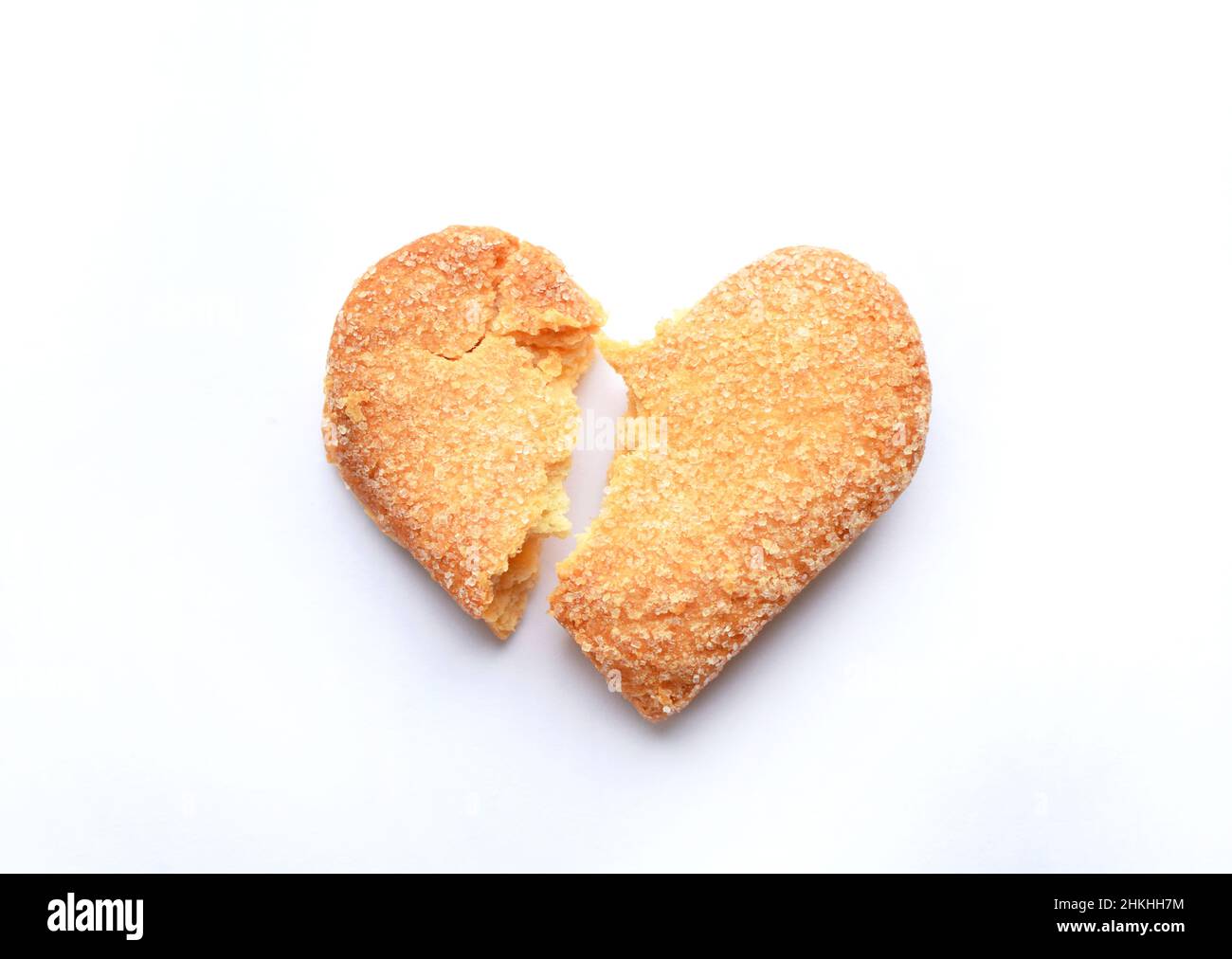 Biscuits sucrés brisés en forme de cœur sur fond blanc.Concept d'amour insatisfait et insatisfait Banque D'Images