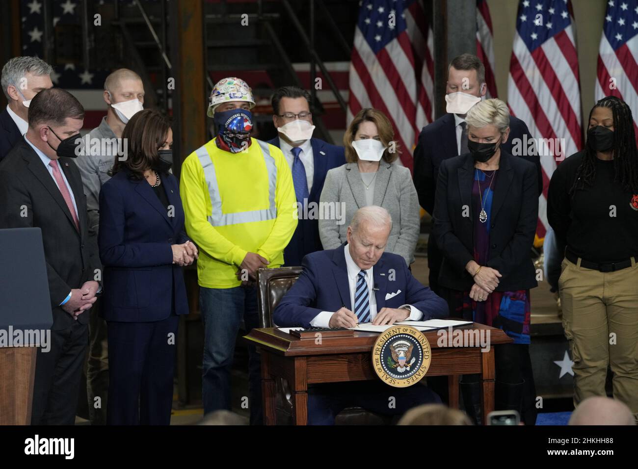 Washington DC, États-Unis.04th févr. 2022.Le président des États-Unis, Joe Biden, prononce des remarques et signe un décret exécutif sur les accords de travail relatifs aux projets, à la section locale 5 des IronWorkers à Upper Marlboro, Maryland, le vendredi 4 février 2022.Le décret vise à améliorer la rapidité, à réduire les coûts et à améliorer la qualité des projets de construction fédéraux.Photo de Chris Kleponis/UPI crédit: UPI/Alay Live News Banque D'Images