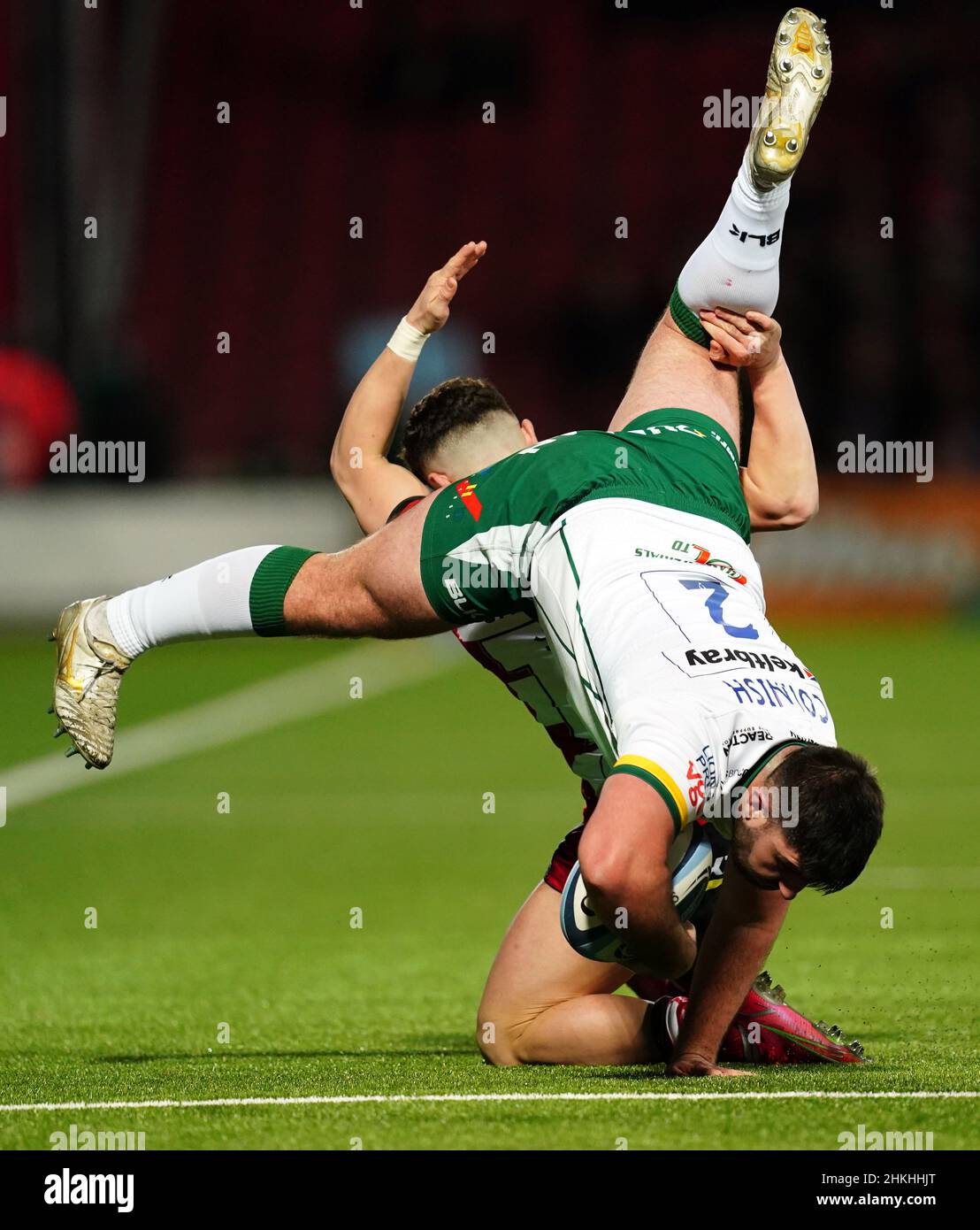 Matt Cornish, de London Irish, a été attaqué par Charlie Chapman, de Gloucester Rugby, lors du match Gallagher Premiership au Kingsholm Stadium, Gloucester.Date de la photo : vendredi 4 février 2022. Banque D'Images