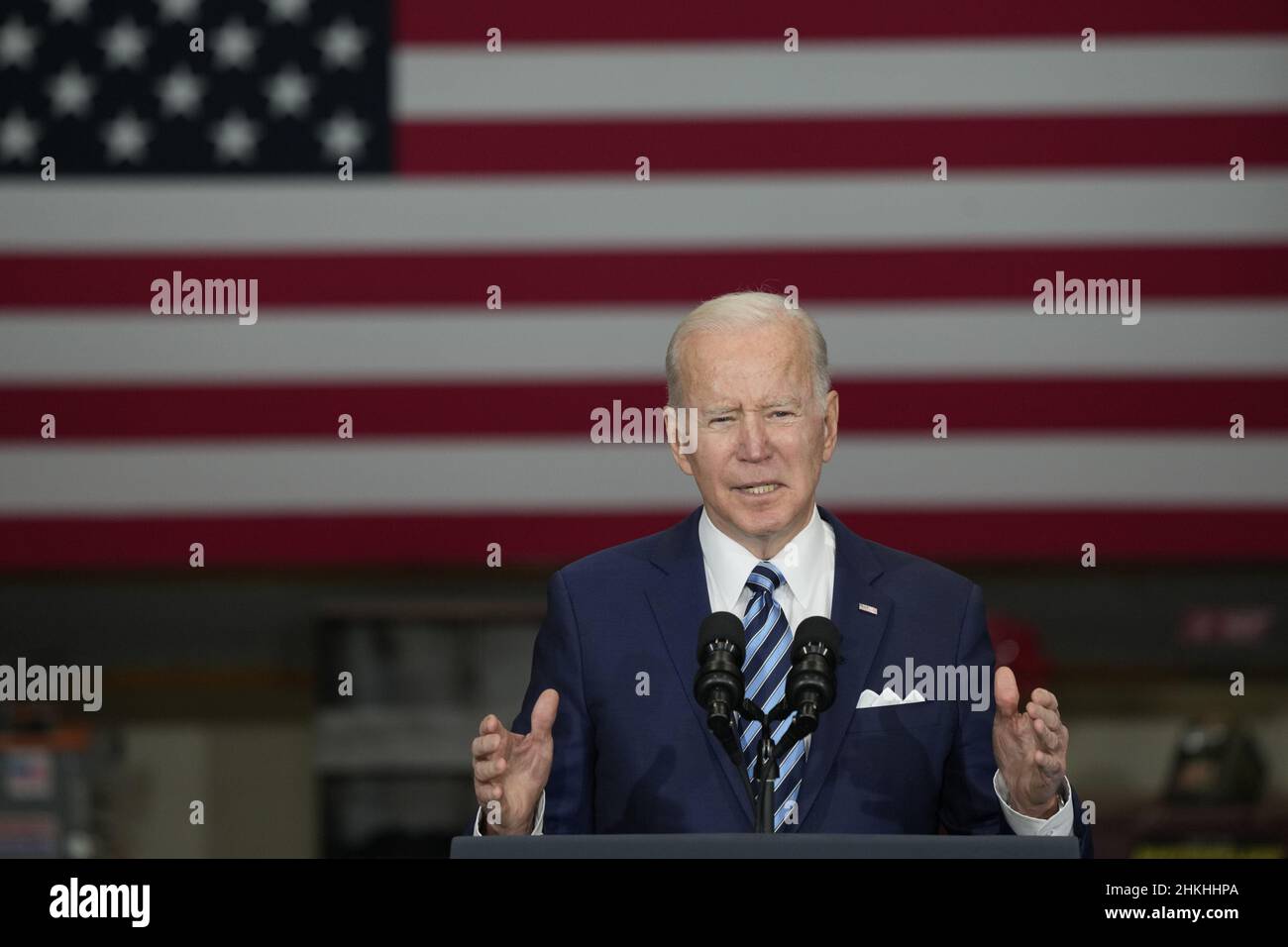 Washington DC, États-Unis.04th févr. 2022.Le président des États-Unis, Joe Biden, prononce des remarques et signe un décret exécutif sur les accords de travail relatifs aux projets, à la section locale 5 des IronWorkers à Upper Marlboro, Maryland, le vendredi 4 février 2022.Le décret vise à améliorer la rapidité, à réduire les coûts et à améliorer la qualité des projets de construction fédéraux.Photo de Chris Kleponis/UPI crédit: UPI/Alay Live News Banque D'Images