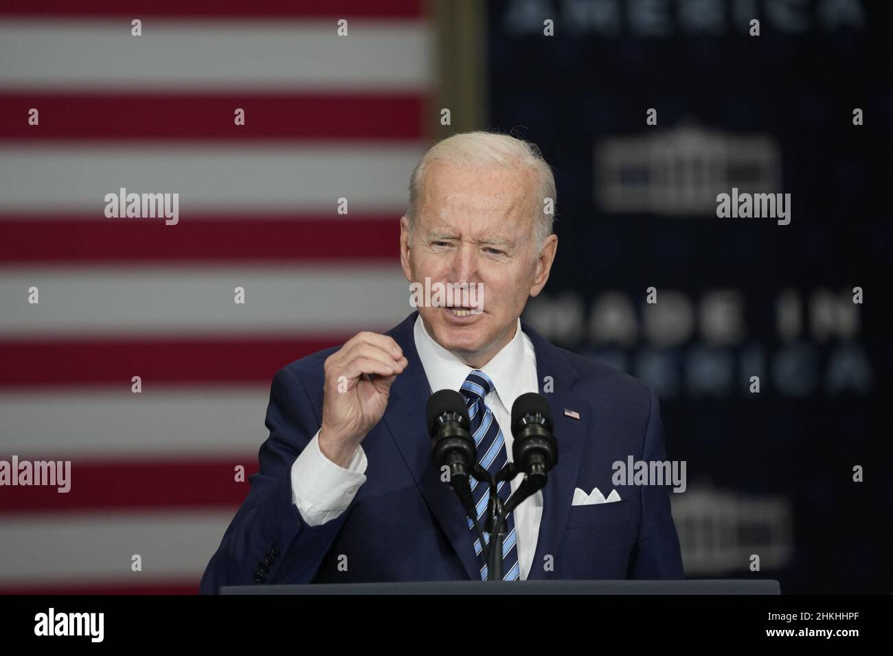 Washington DC, États-Unis.04th févr. 2022.Le président des États-Unis, Joe Biden, prononce des remarques et signe un décret exécutif sur les accords de travail relatifs aux projets, à la section locale 5 des IronWorkers à Upper Marlboro, Maryland, le vendredi 4 février 2022.Le décret vise à améliorer la rapidité, à réduire les coûts et à améliorer la qualité des projets de construction fédéraux.Photo de Chris Kleponis/UPI crédit: UPI/Alay Live News Banque D'Images