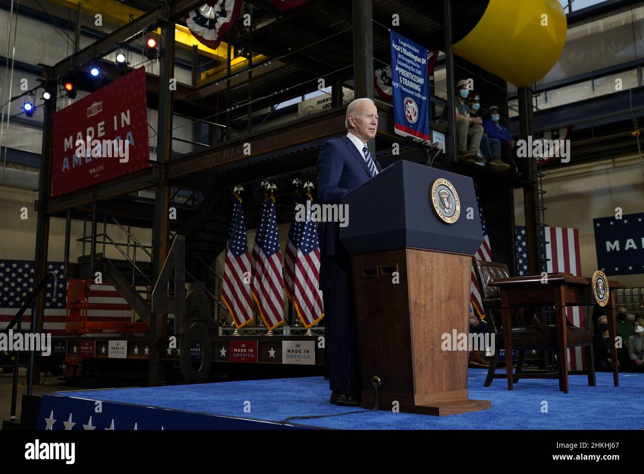Washington DC, États-Unis.04th févr. 2022.Le président des États-Unis, Joe Biden, prononce des remarques et signe un décret exécutif sur les accords de travail relatifs aux projets, à la section locale 5 des IronWorkers à Upper Marlboro, Maryland, le vendredi 4 février 2022.Le décret vise à améliorer la rapidité, à réduire les coûts et à améliorer la qualité des projets de construction fédéraux.Photo de Chris Kleponis/UPI crédit: UPI/Alay Live News Banque D'Images