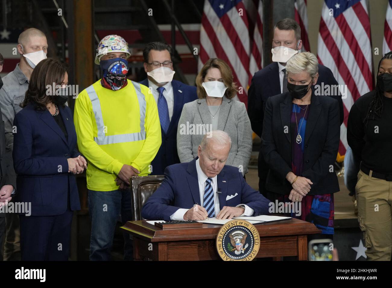 Le président des États-Unis, Joe Biden, signe un décret exécutif sur les accords de travail relatifs aux projets, à la section locale 5 des IronWorkers, à Upper Marlboro, Maryland, le vendredi 4 février 2022.La commande vise à améliorer la rapidité, à réduire les coûts et à améliorer la qualité des projets de construction fédéraux.Credit: Chris Kleponis / Pool via CNP Banque D'Images