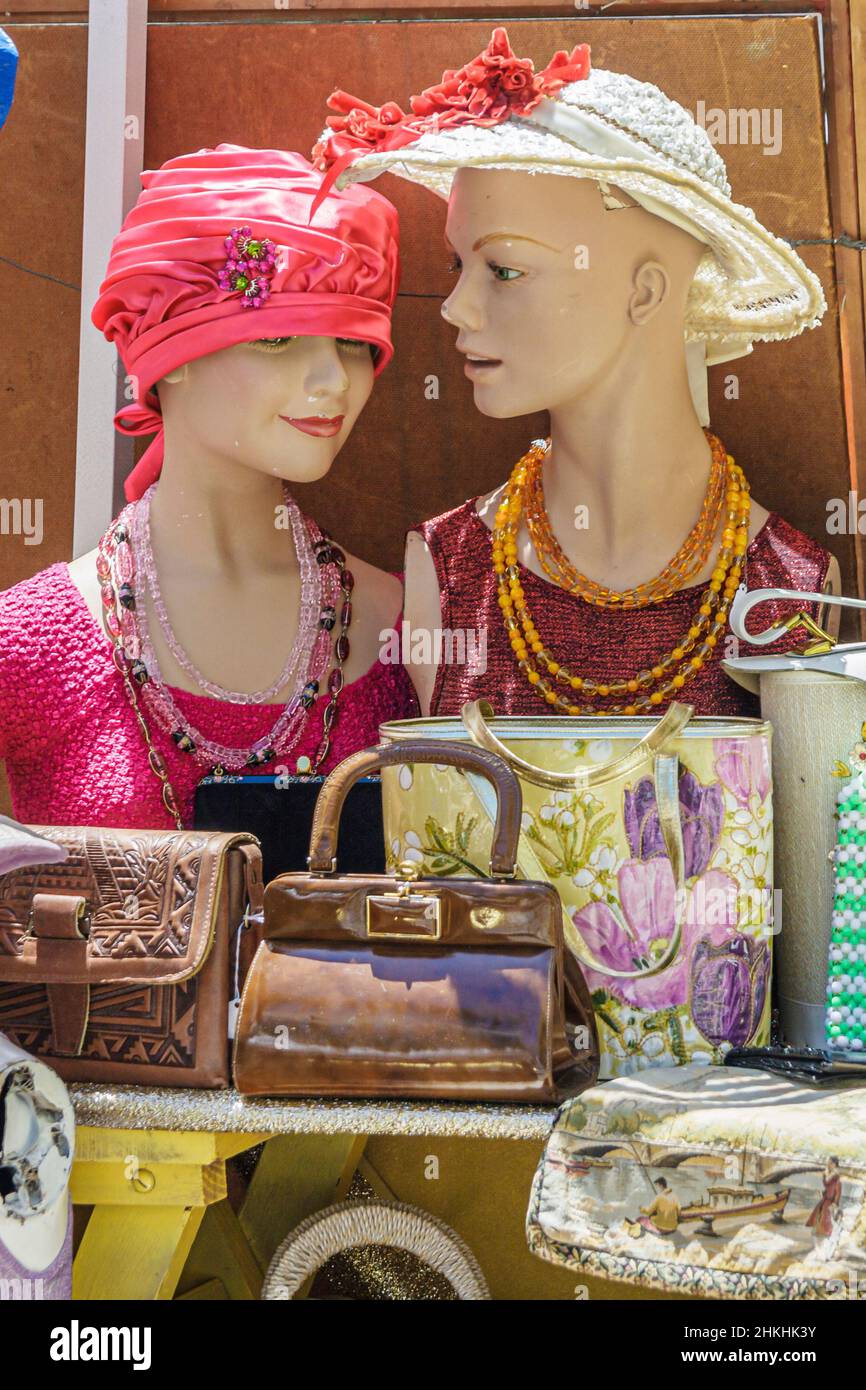Miami Beach Florida,Lincoln Road Pedestrian Mall marché extérieur d'antiquités et de collection,mannequins chapeaux vintage sacs à main exposition de marché de shopping Banque D'Images