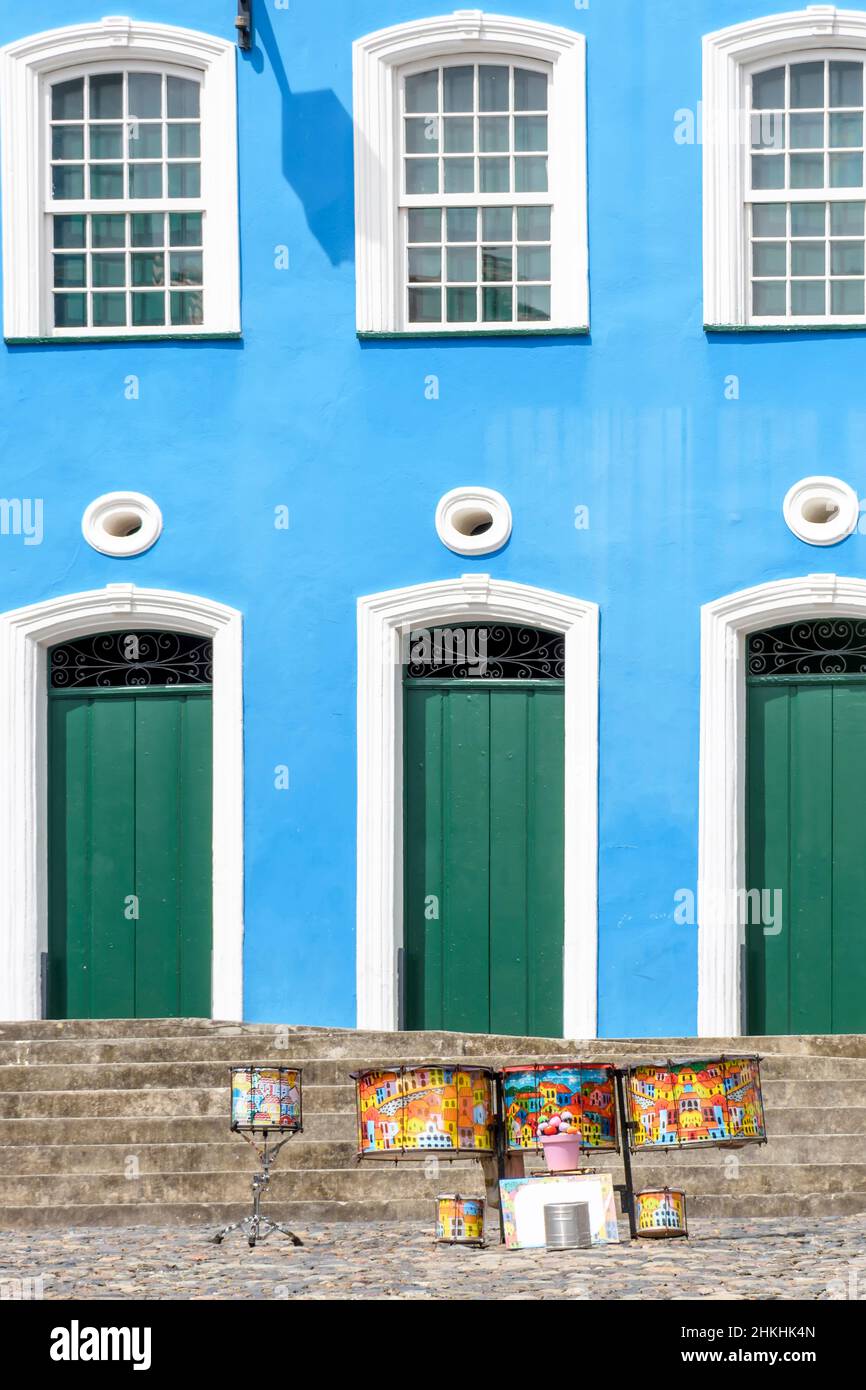 Tambours colorés devant une façade de style colonial et des escaliers sur les pentes de Pelourinho à Salvador, Bahia Banque D'Images