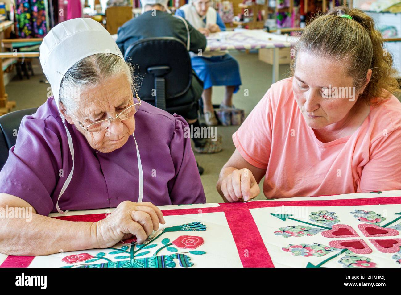 Sarasota Florida,Pinecraft Pine Craft,Alma Sue's Quilts,Amish Mennonite femme courtepointe citoyenne se concentrant portant des amis de kapp Banque D'Images