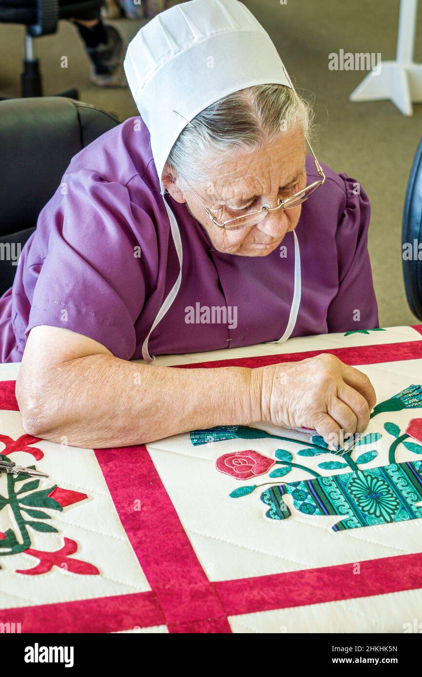 Sarasota Florida,Pinecraft Pine Craft,Alma Sue's Quilts,Amish Mennonite femme courtepointe citoyen se concentrant portant le kapp Banque D'Images