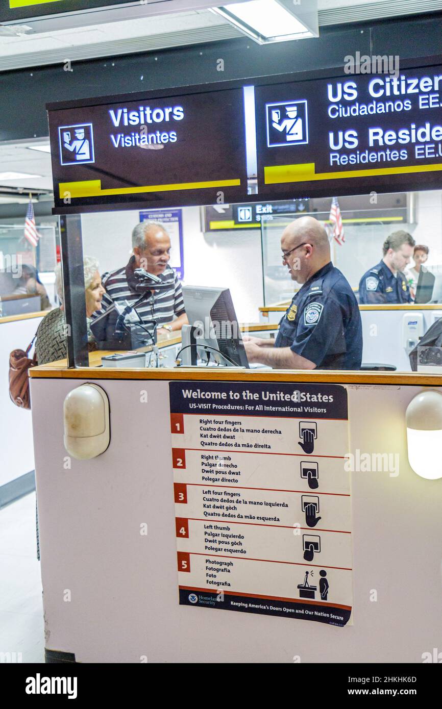 Miami Florida International Airport MIA, contrôle des passeports, guichet de l'agent des douanes, voyageurs arrivant les passagers entrant dans le signe de bienvenue des États-Unis Banque D'Images