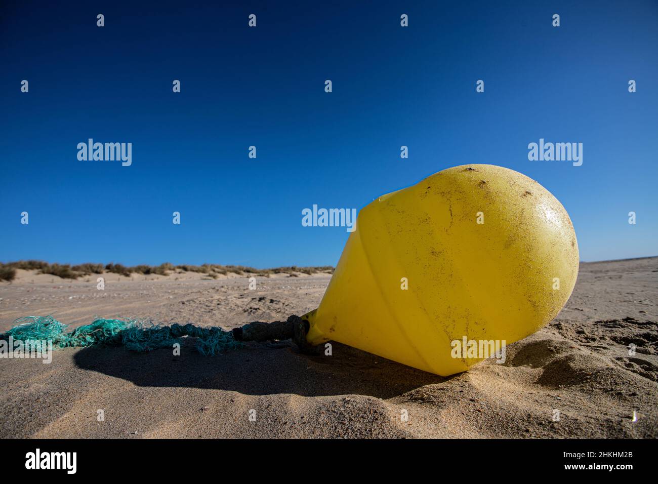 bouée jaune à la plage Banque D'Images