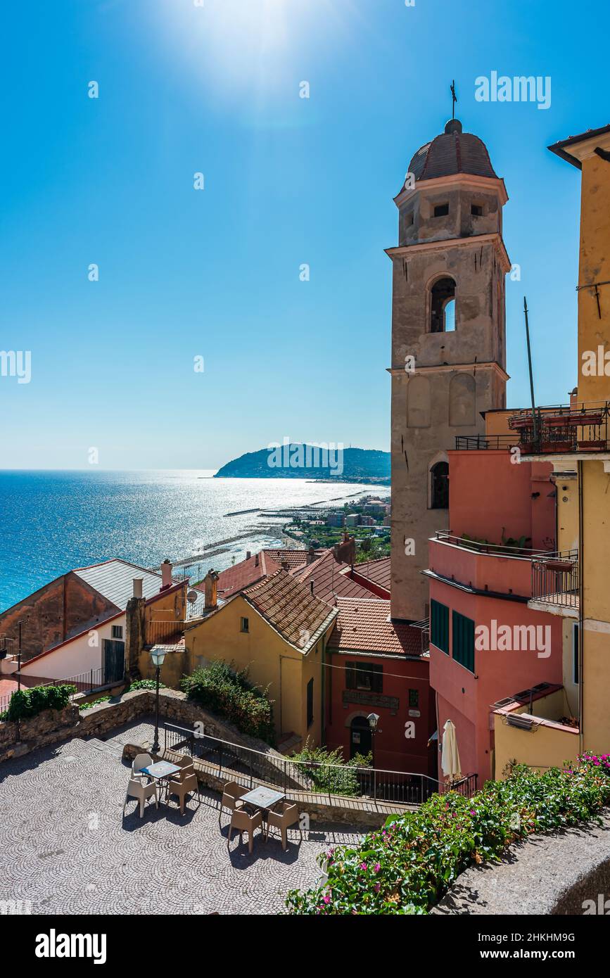 Campanile sur la place du courrier du village maritime de Cervo, sur la Riviera italienne Banque D'Images