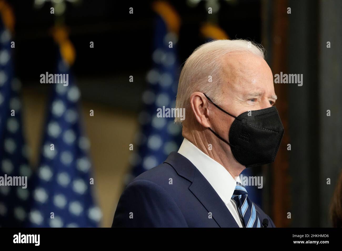 Le président des États-Unis, Joe Biden, avant de faire des remarques et de signer un décret exécutif sur les accords de travail relatifs au projet, à la section locale 5 d'IronWorkers, à Upper Marlboro, Maryland, le vendredi 4 février 2022.Le décret vise à améliorer la rapidité, à réduire les coûts et à améliorer la qualité des projets de construction fédéraux.Crédit: Chris Kleponis/piscine via CNP Banque D'Images