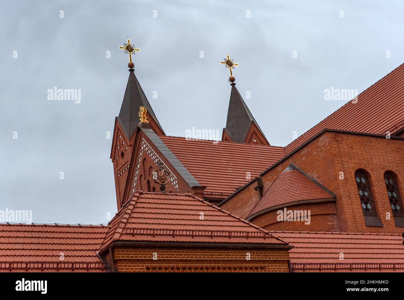 Toit de brique rouge Église catholique de Saint-Simon et Sainte-Hélène avec grand ciel nuageux à Minsk, Biélorussie Banque D'Images