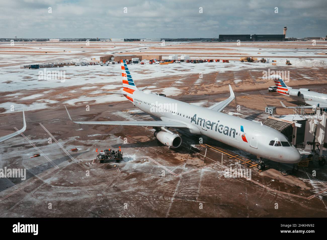 La glace et la neige fondent à l'aéroport international de Dallas fort Worth le 4th février 2022, après que Storm Landon a livré un coup d'hiver à la ville Banque D'Images