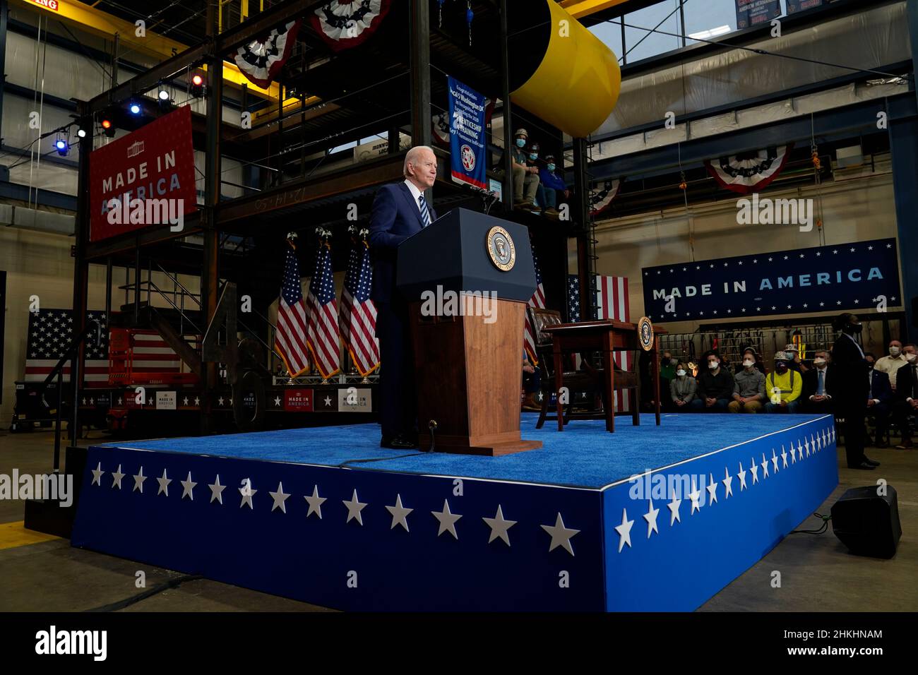 Le président des États-Unis, Joe Biden, prononce des remarques et signe un décret exécutif sur les accords de travail relatifs aux projets, à la section locale 5 des IronWorkers à Upper Marlboro, Maryland, le vendredi 4 février 2022.Le décret vise à améliorer la rapidité, à réduire les coûts et à améliorer la qualité des projets de construction fédéraux.Crédit: Chris Kleponis/piscine via CNP Banque D'Images