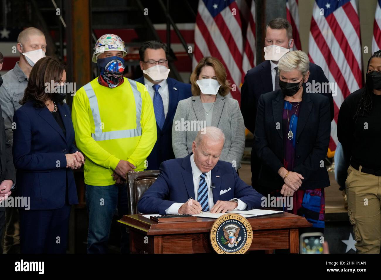 Le président des États-Unis, Joe Biden, signe un décret exécutif sur les accords de travail relatifs aux projets, à la section locale 5 des IronWorkers, à Upper Marlboro, Maryland, le vendredi 4 février 2022.Le décret vise à améliorer la rapidité, à réduire les coûts et à améliorer la qualité des projets de construction fédéraux.Crédit: Chris Kleponis/piscine via CNP Banque D'Images
