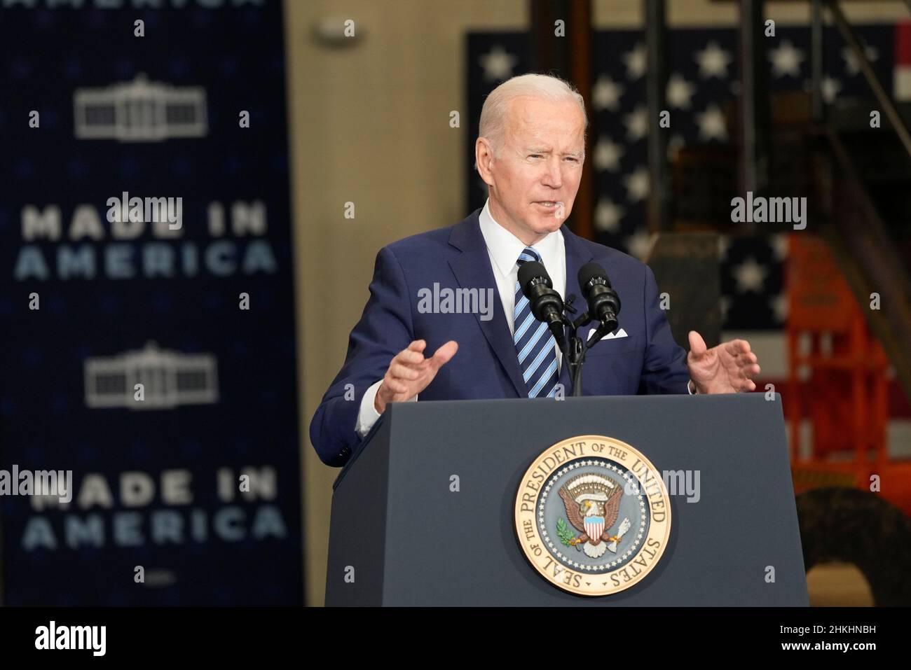 Le président des États-Unis, Joe Biden, prononce des remarques et signe un décret exécutif sur les accords de travail relatifs aux projets, à la section locale 5 des IronWorkers à Upper Marlboro, Maryland, le vendredi 4 février 2022.Le décret vise à améliorer la rapidité, à réduire les coûts et à améliorer la qualité des projets de construction fédéraux.Crédit: Chris Kleponis/piscine via CNP Banque D'Images